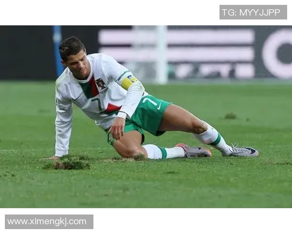 足球明星时尚新潮流西装搭配背包展现个性与风格