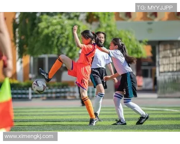 当代足球明星与青春女孩的魅力碰撞展现精彩瞬间